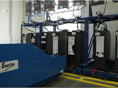 Foto Las avanzadas tecnologías de baterías y carga de EnerSys® aumentan significativamente la productividad de los almacenes de dm-drogerie markt.